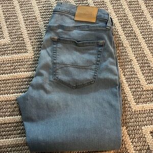 Hollister athletic straight light colored denim jeans. Waist 32 length 28.